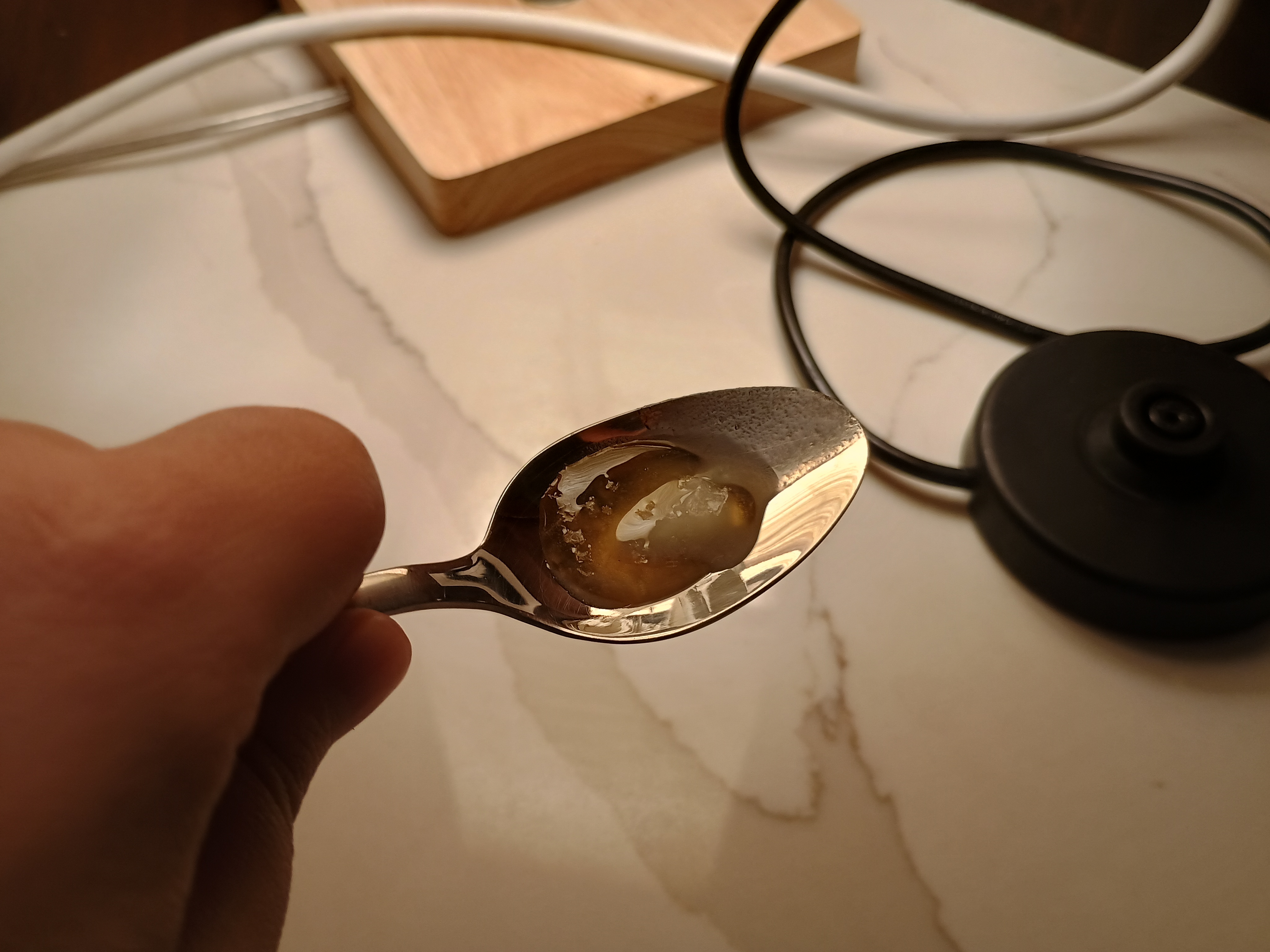 勺子上放着淋上蜂蜜和盐片的熊油